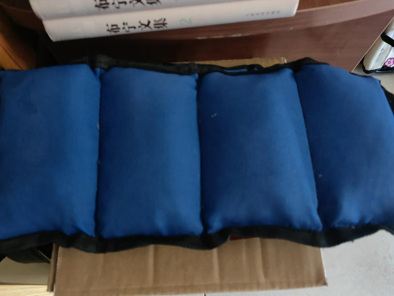 发现是沙袋是4公斤。
现在白天我都光脚绑着8公斤的沙袋在家活动。
​坚持一段看看