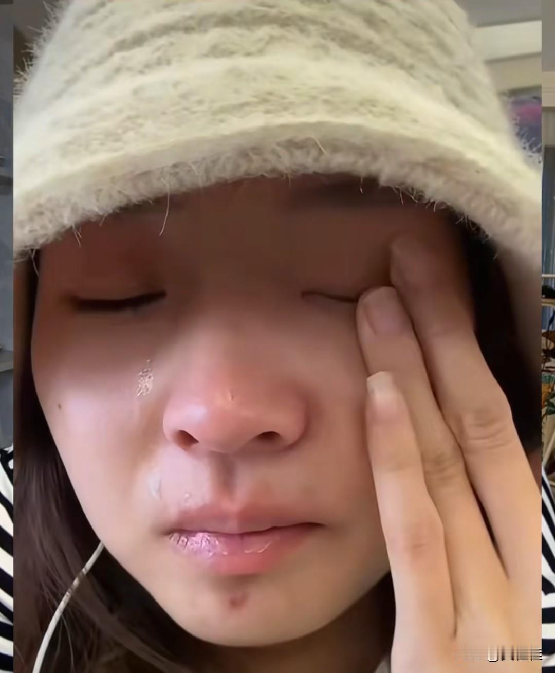 昨天罗大美的爸爸妈妈送妹妹去学校，你们有没有看到，妈妈坐在副驾驶，给罗大美的妹妹