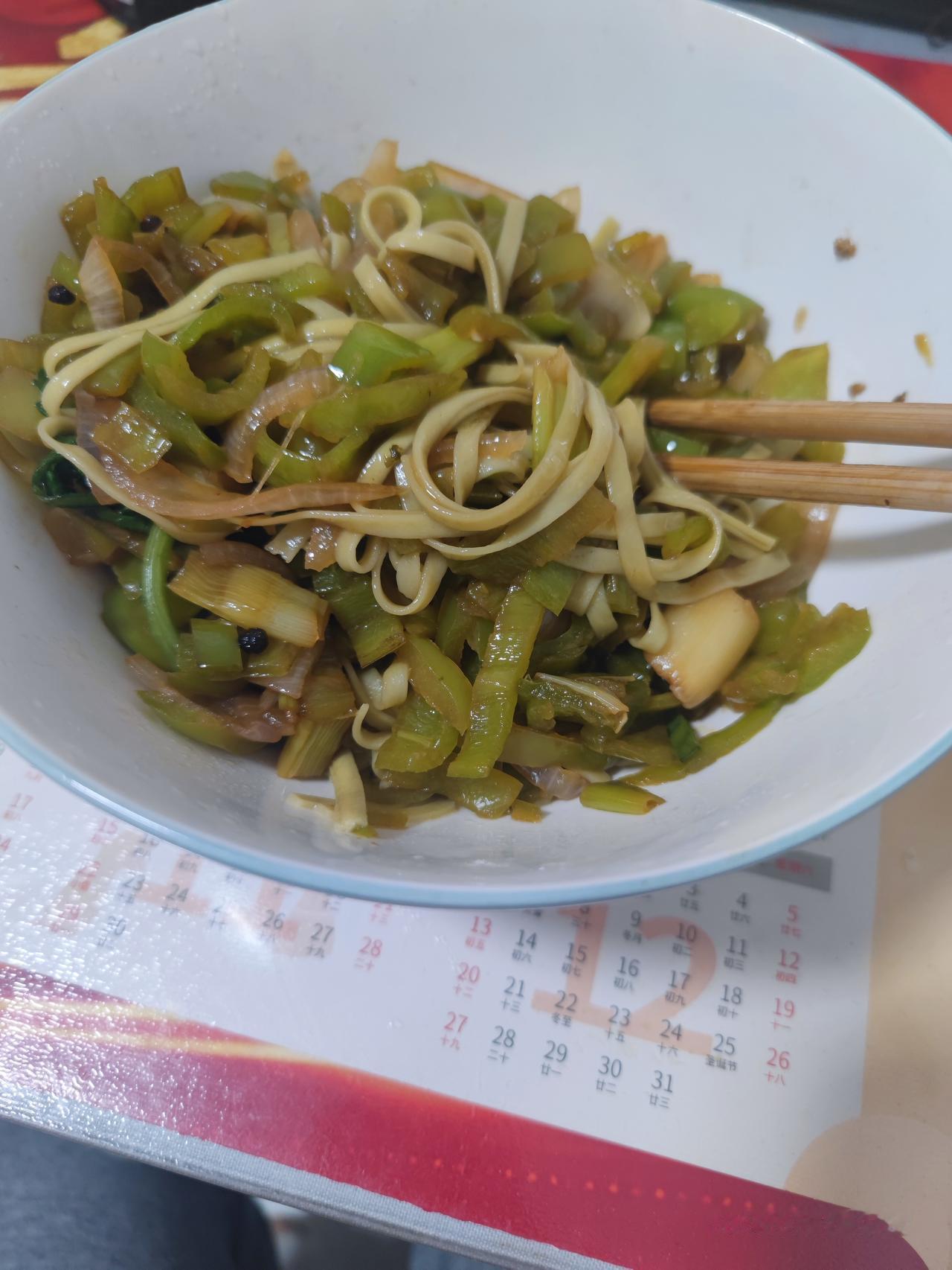 青辣椒还可以这样吃！昨天在超市看到吃辣椒一块三一斤，这么便宜，于是一次买了5斤。