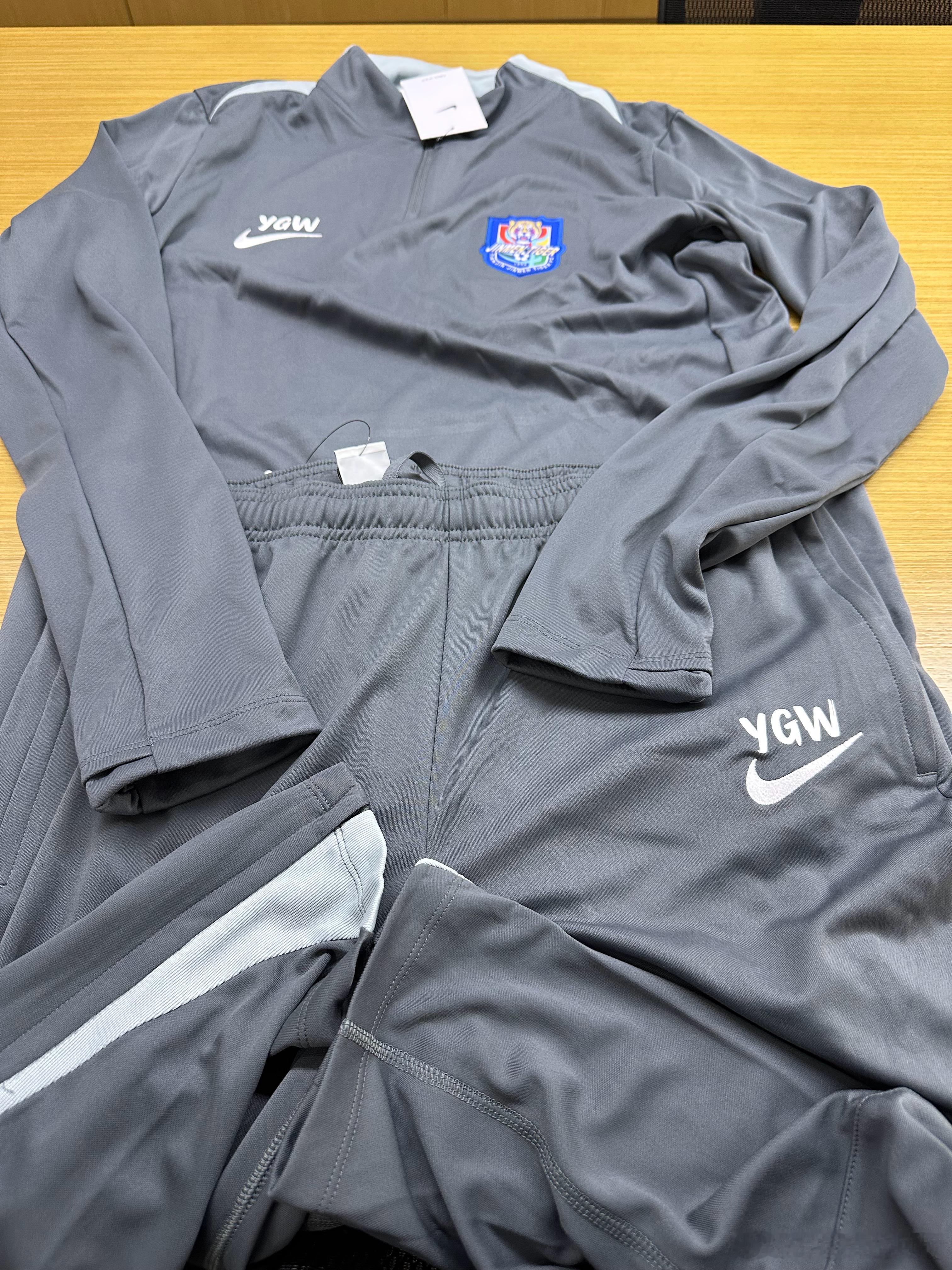 今天于指导直播送的礼物，是他自己本赛季的新装备套服⬇️⬇️️⬇️天津津门虎