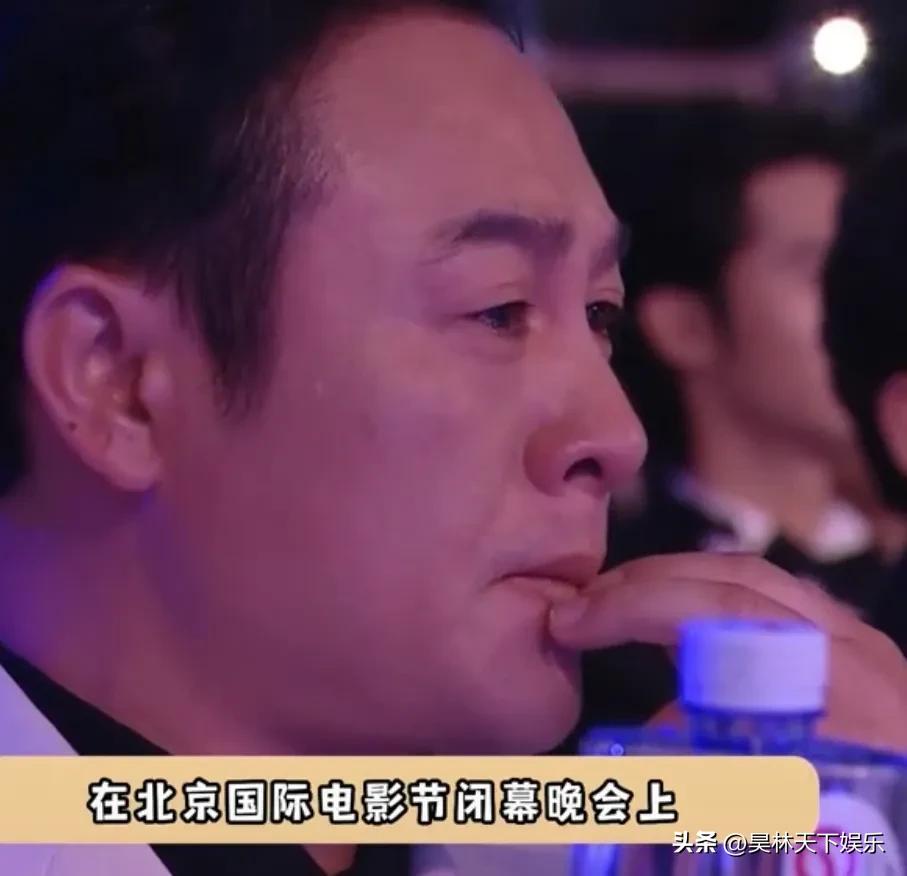周深唱哭张颂文，北京国际电影节闭幕式晚会上，周深动情演唱《光亮》纪念去世影人，台