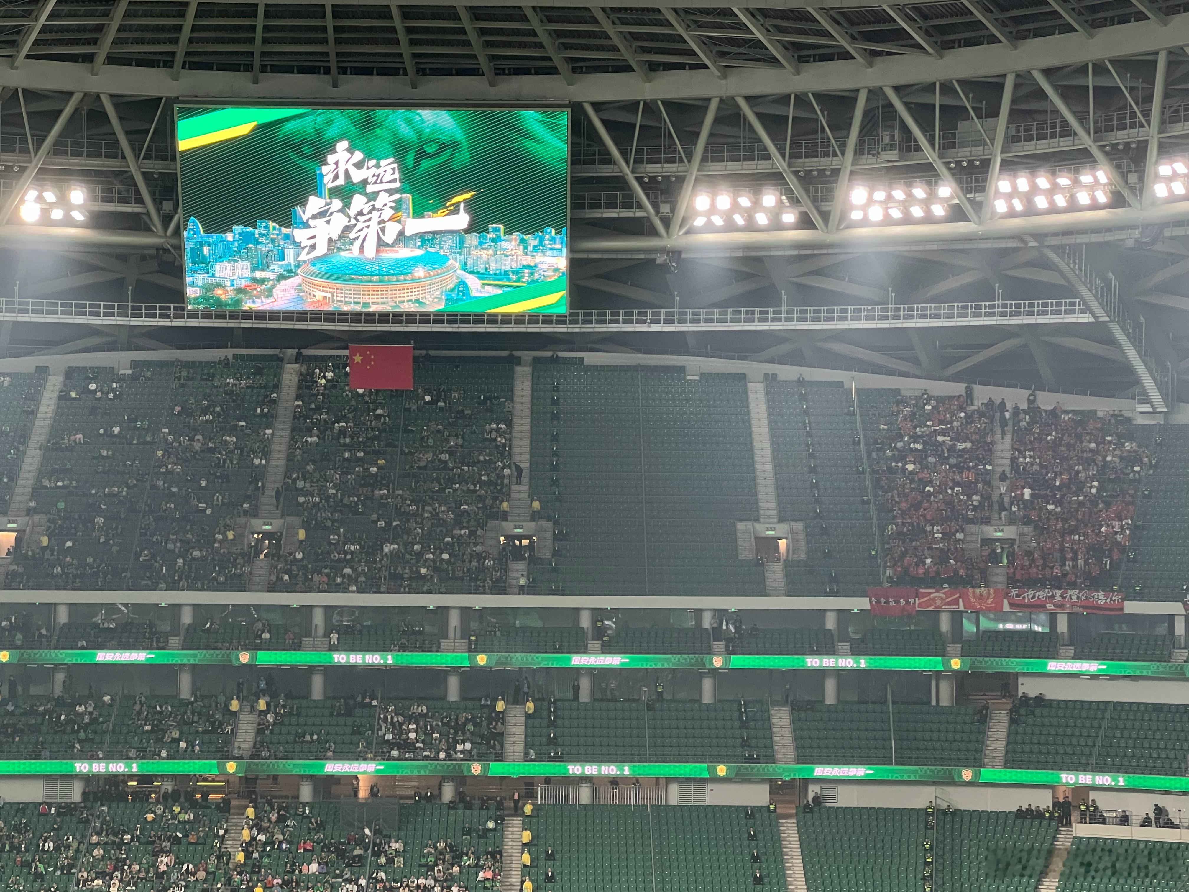 国安上一个主场还热的扇扇子，今天已经都穿上外套飘起小雨了，再下一个主场又是小一个