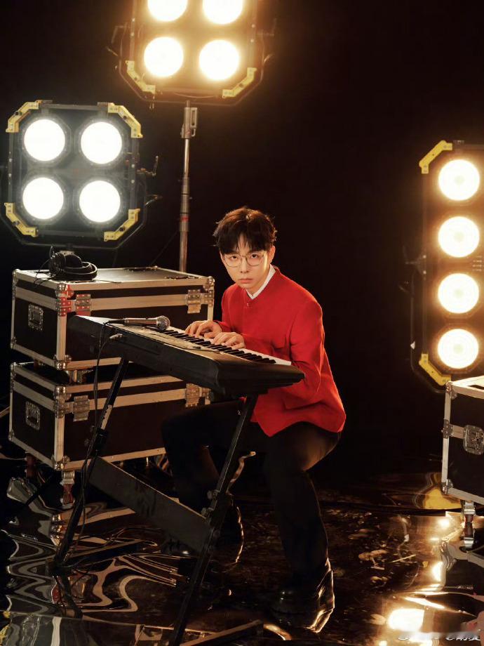 胡夏被cue脱掉的反应看到胡夏在台上热得冒汗，面对粉丝“脱掉”的呼喊，紧张又害羞