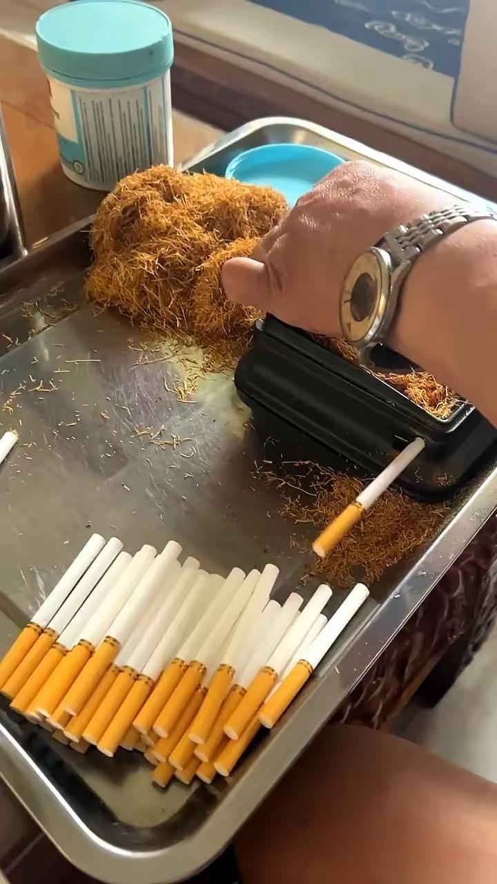 真别把人当傻子。
你敢把一包烟的价格涨到天上去，就有人敢把三十年前的老古董从箱底