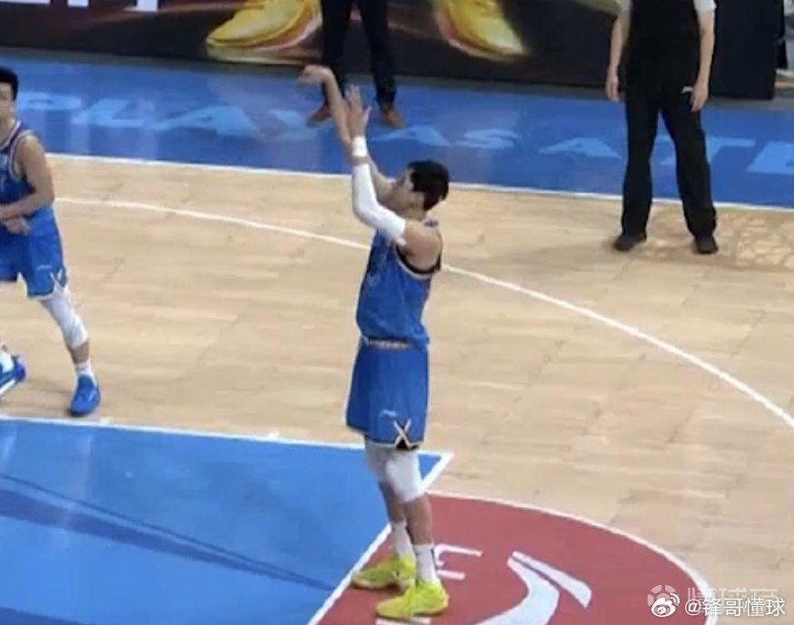 周琦 媒体人：周琦的腰伤和眼伤影响了罚球手感，队友已经给了建议。北京时间3月26