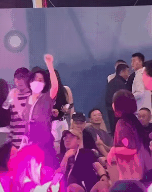 还是大家印象里的她吗？
毕竟是公众人物，这样无拘无束，随性的确实让人没想到！！！