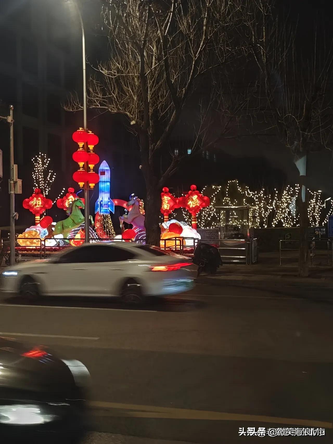 2026马年街头的一个小巷都装上了灯笼，充满喜庆的气氛。