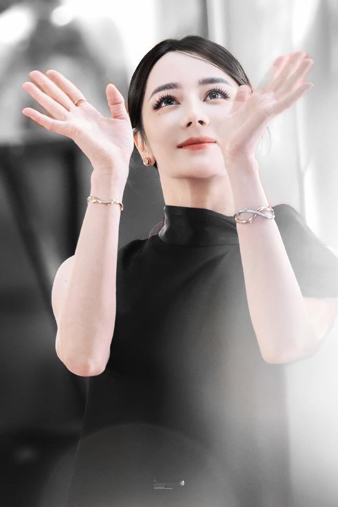 迪丽热巴比建模还惊人的美貌迪丽热巴看过来的时候心都空了迪丽热巴比建模还惊人的美貌