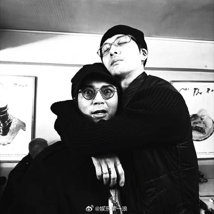 王嘉尔松本润抱好紧松本润王嘉尔合照 王嘉尔晒出和arashi松本润的贴贴合照，两