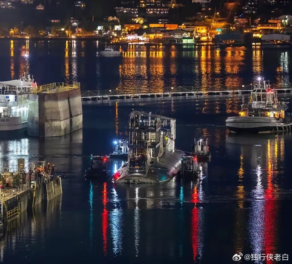 在南海撞扁脑袋的美国“海狼”级核潜艇“康涅狄格”号，终于迎来最终结局——在船坞“