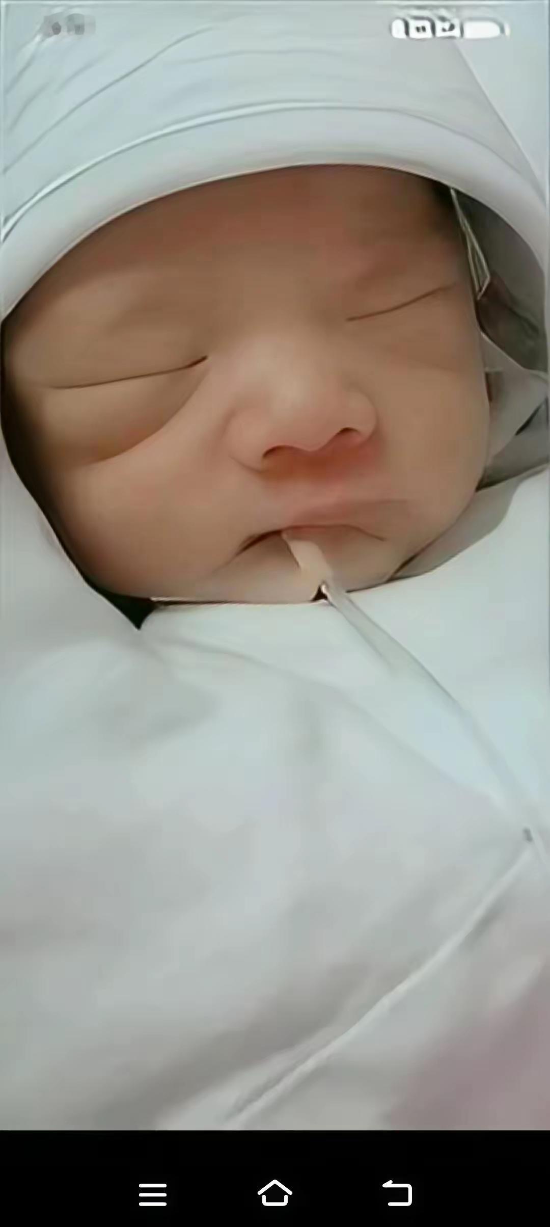 泪目！河南郑州，产房里一个刚出生三天的小男婴不睁眼，不哭不闹，只睡，家里人起先当