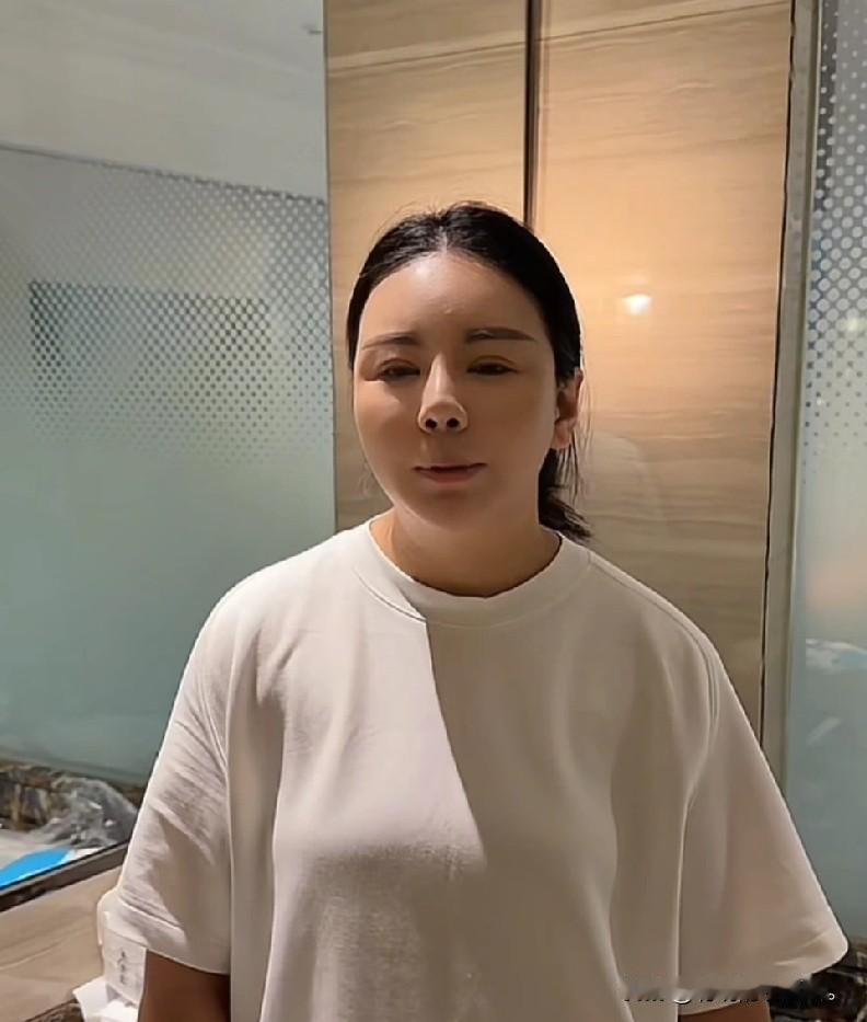 小故事！
    这阵子 小喵和二子在家里闹离婚，出的事儿太多了，多数都是王金刚