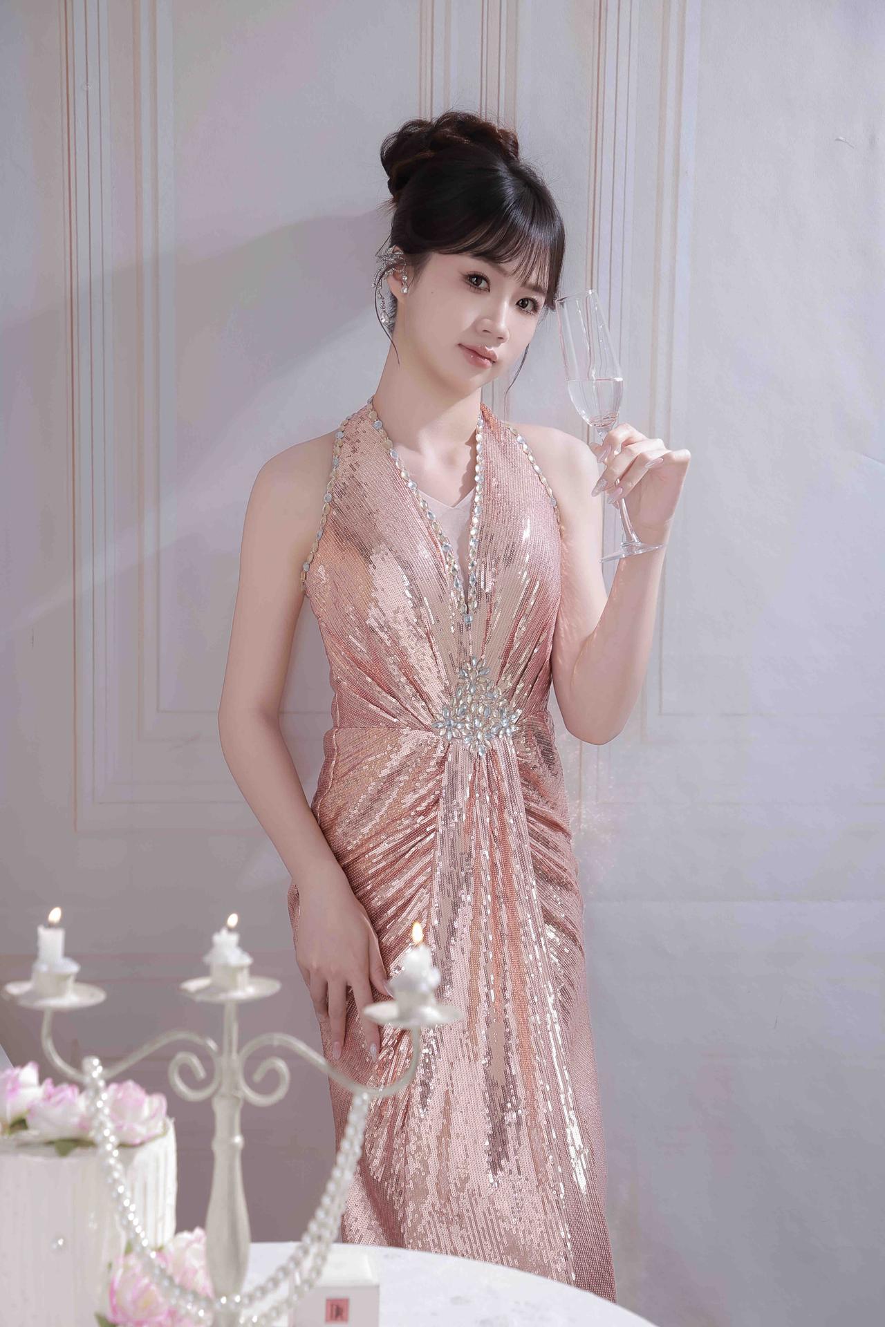 金色不是俗气，是底气。👑✨ 这组金色生日写真，把奢华和仪式感拉满。一袭香槟金亮