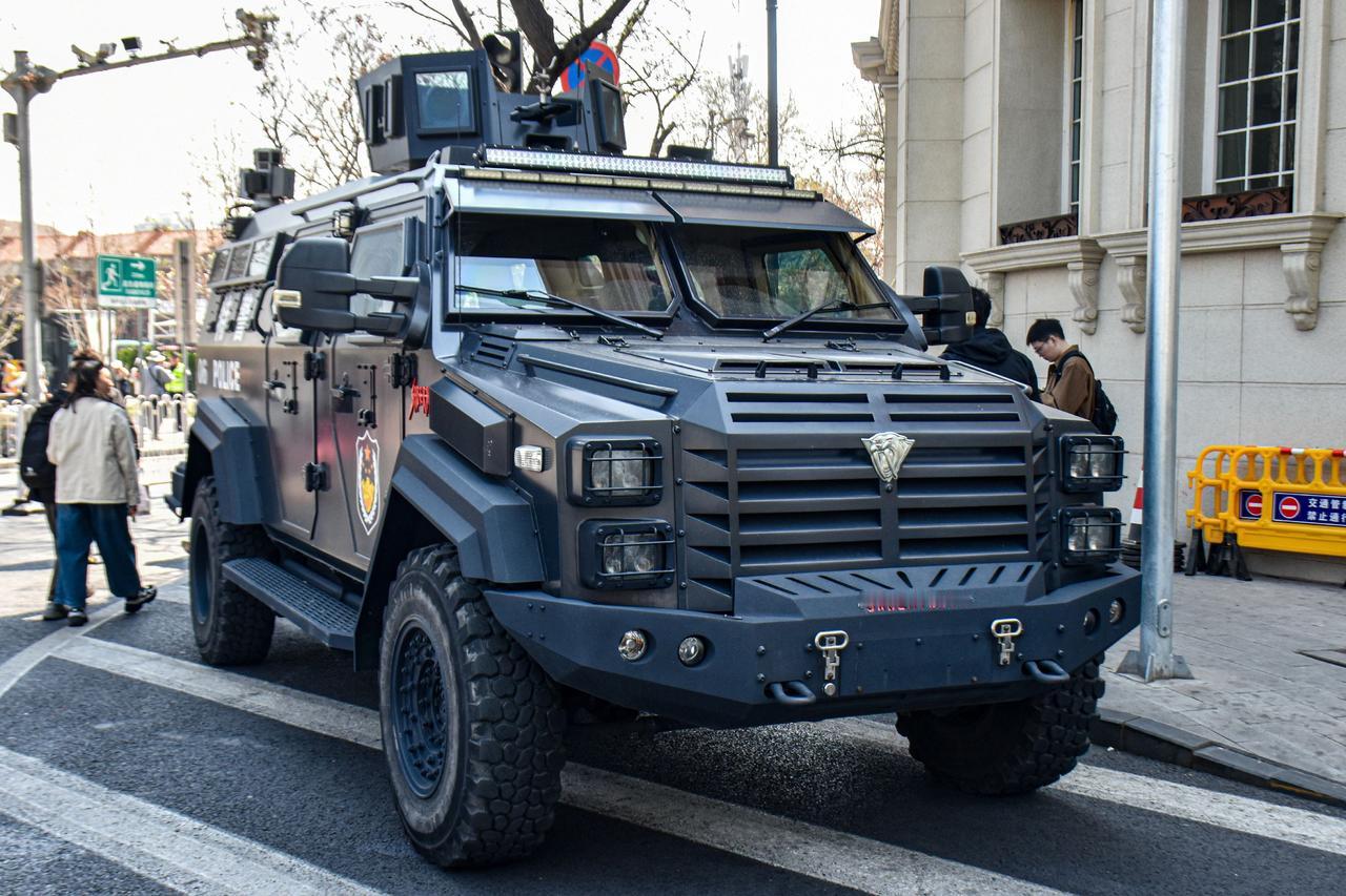 在天津五大道执勤中的遁甲牌的剑齿虎防爆装甲车