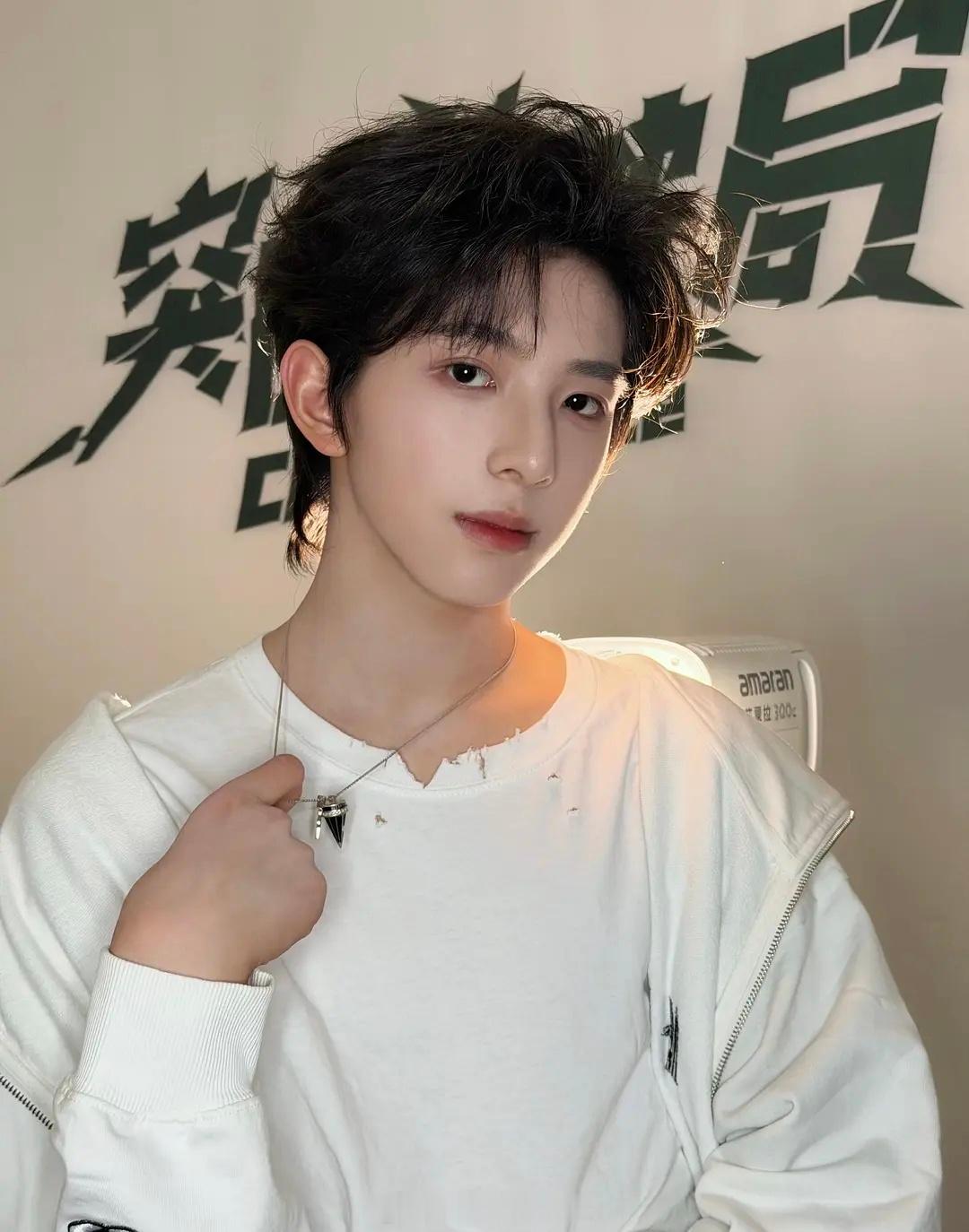 我去啊啊啊啊陈浚铭这个扯项链是什么意思🥵 