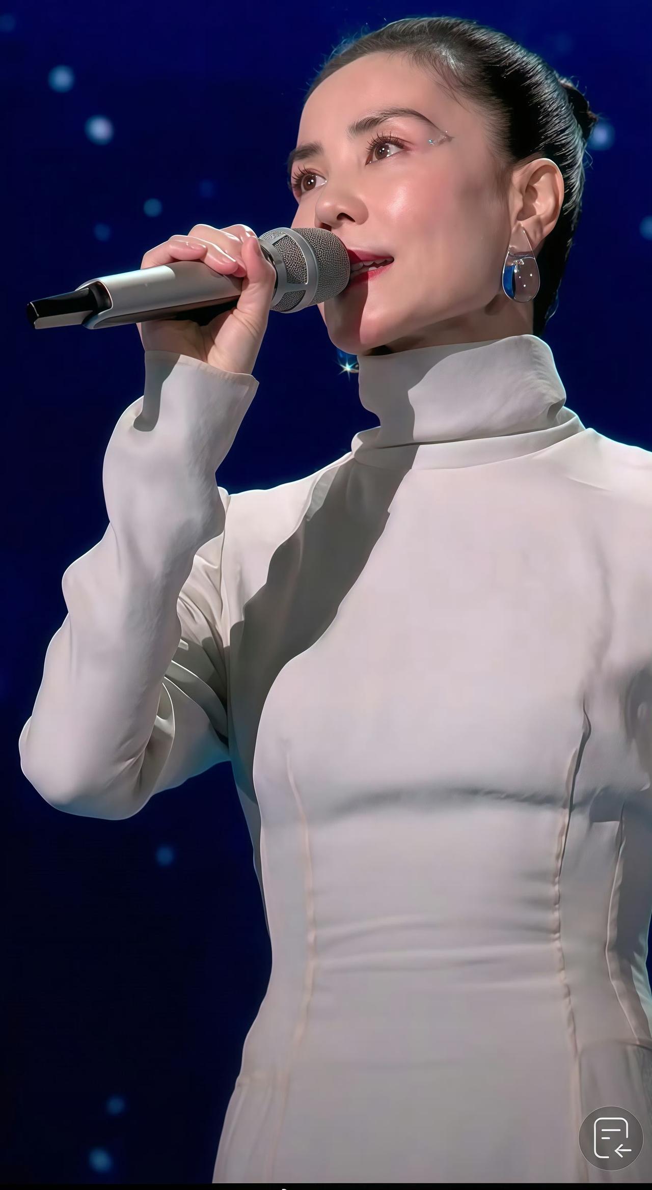 王菲一戴耳坠，全网就疯了。今年春晚那对水滴大耳坠，大得像两颗水晶灯笼，沉得我隔着