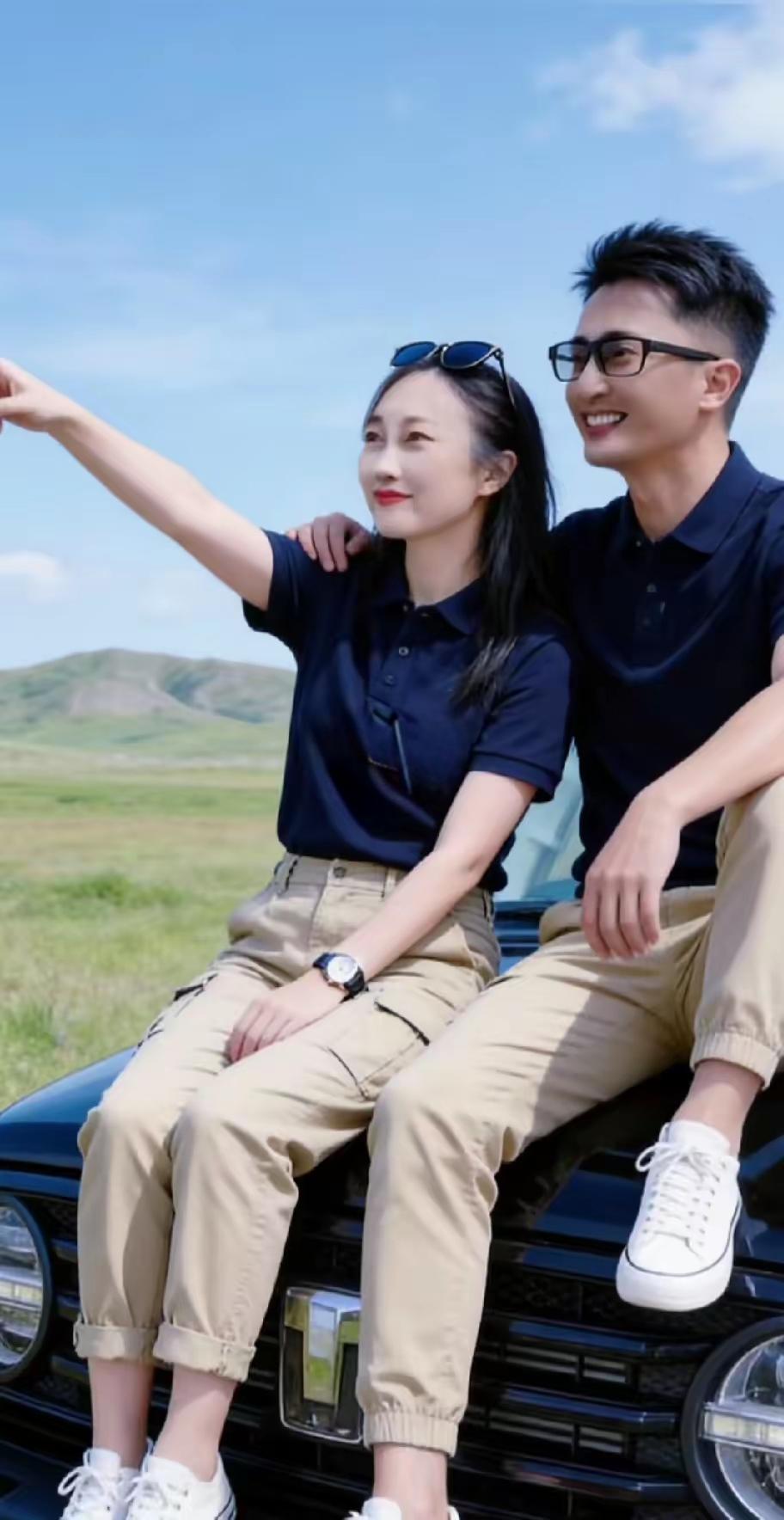 杨帆夫妇结伴出游，蓝天白云作伴，尽享惬意二人世界。暂时放下忙碌工作，远离喧嚣，自