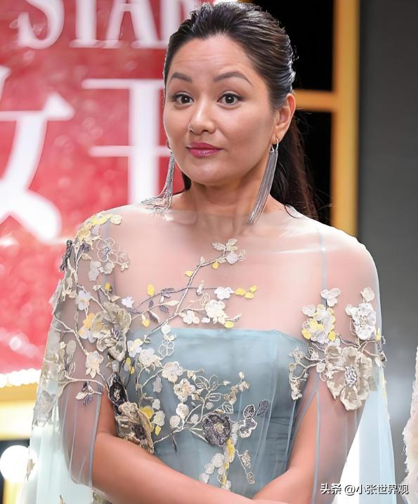 瞿颖彻底打碎了所有人的“意难平”。她没嫁胡兵，没生孩子，却在清迈，给一个外国机长