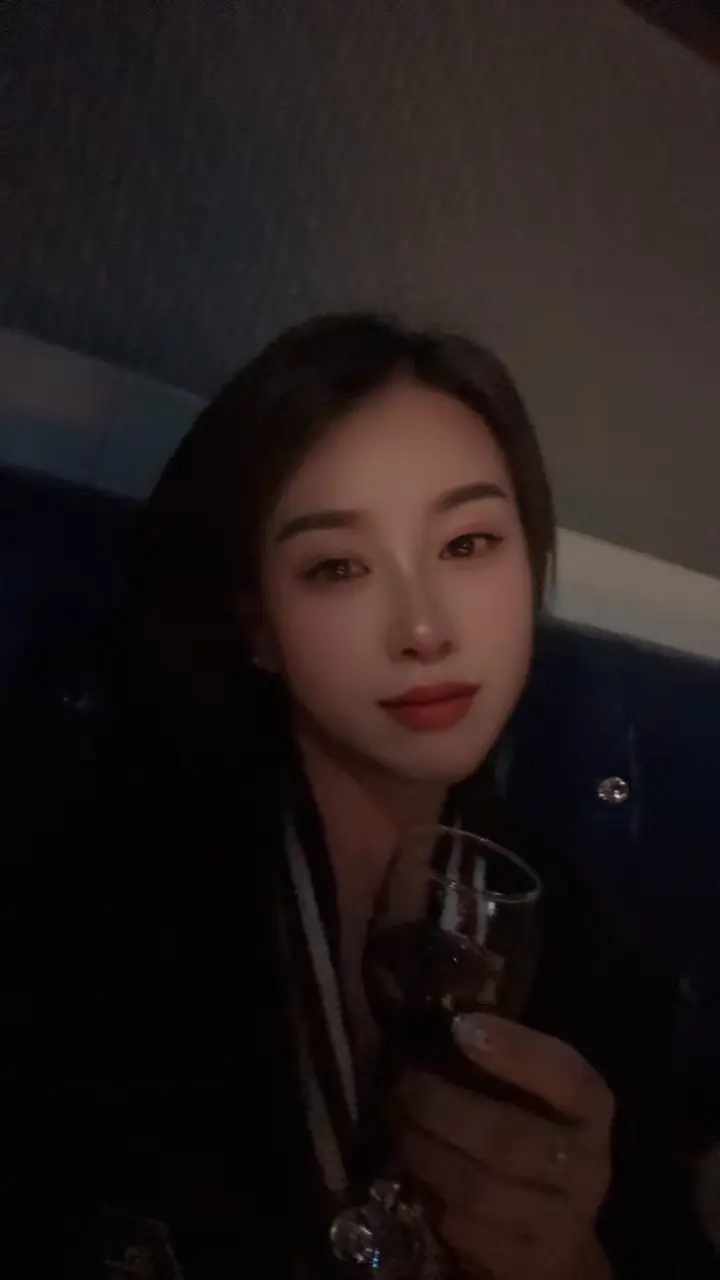 曾经滴酒不沾，现在也能喝二两，女子之身，能屈能伸，我可以吃苦，也可以享...