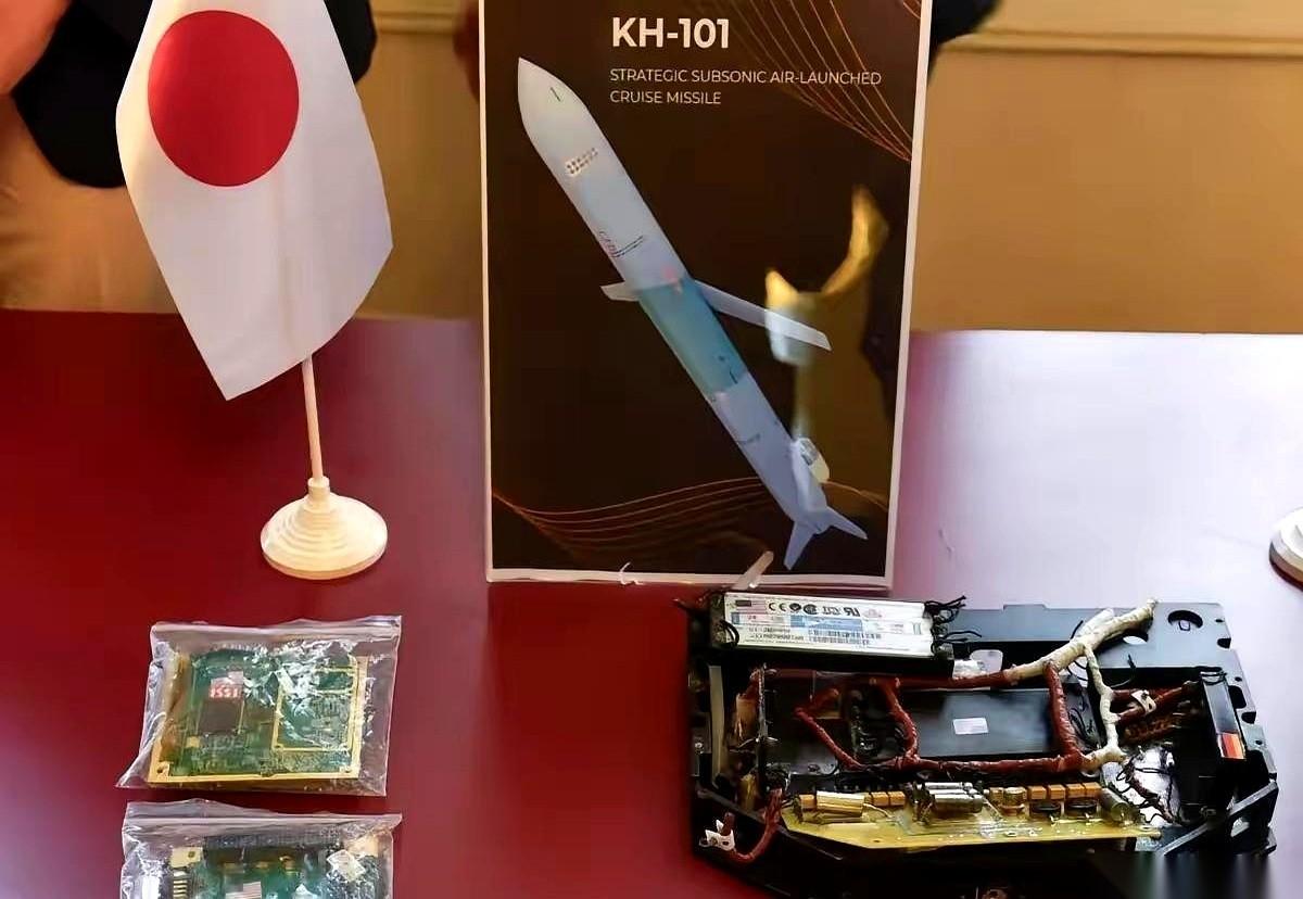 这场关于俄罗斯巡航导弹芯片来源的公开打脸，彻底撕开了一块遮羞布。
6月底的基辅，