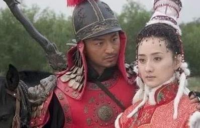 1608年，努尔哈赤将14岁的女儿穆库什，嫁给了政敌布占泰。怀孕的穆库什被扒光衣