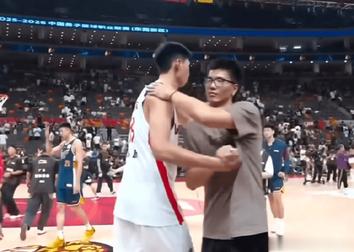 媒体人：徐昕焦泊乔赛后互相致意，两人生涯轨迹戏剧性交替