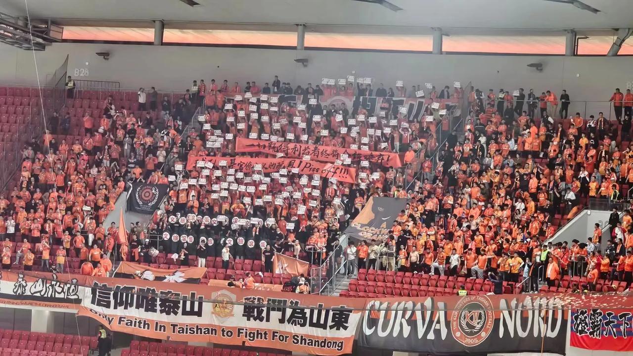 客场不敌海港，现场的山东球迷打出了这些横幅表达不满。