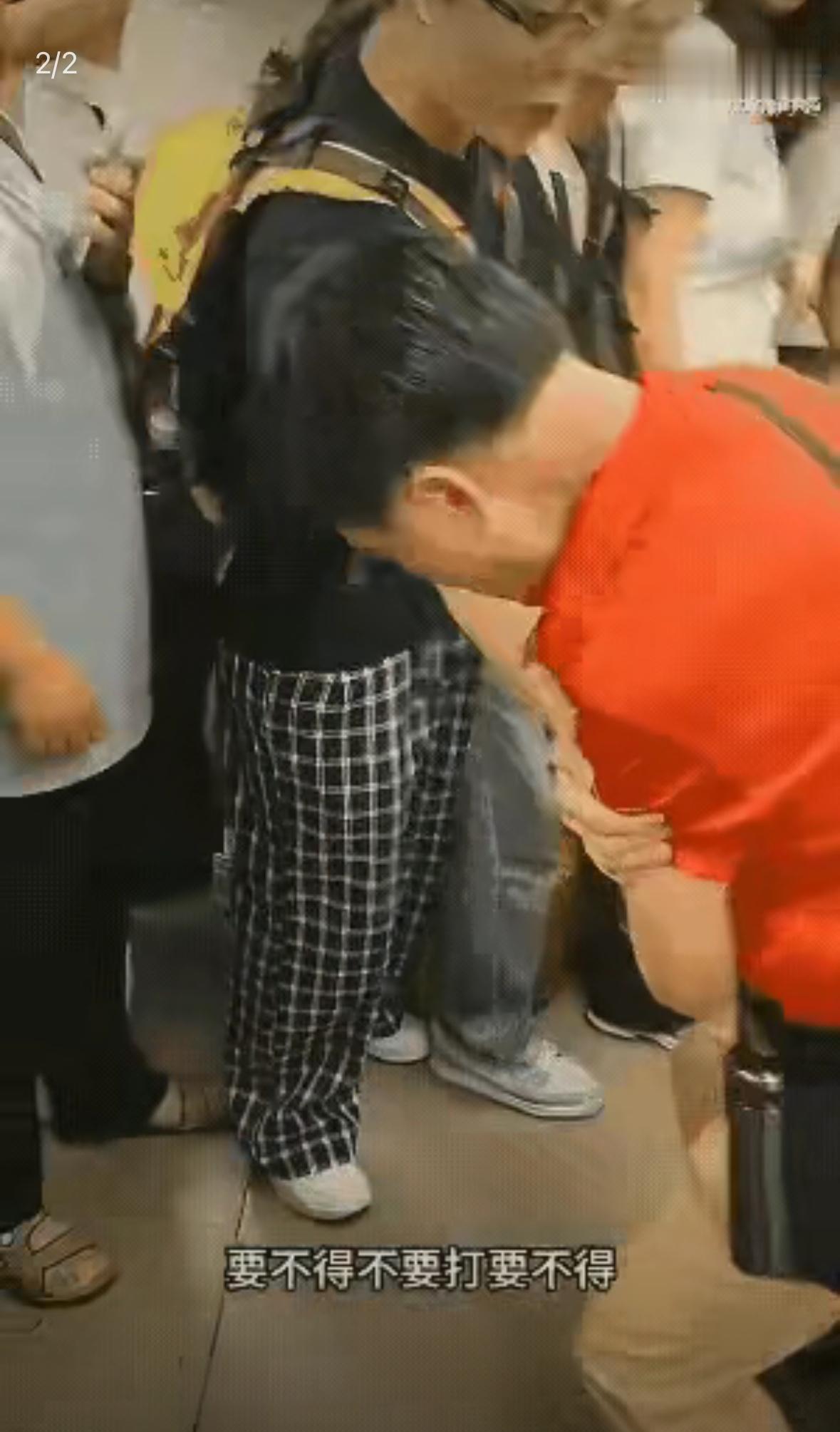 明眼人其实都能看出来，红衣老人之所以在地铁上那么横。不是脾气大,也不是想要座位，