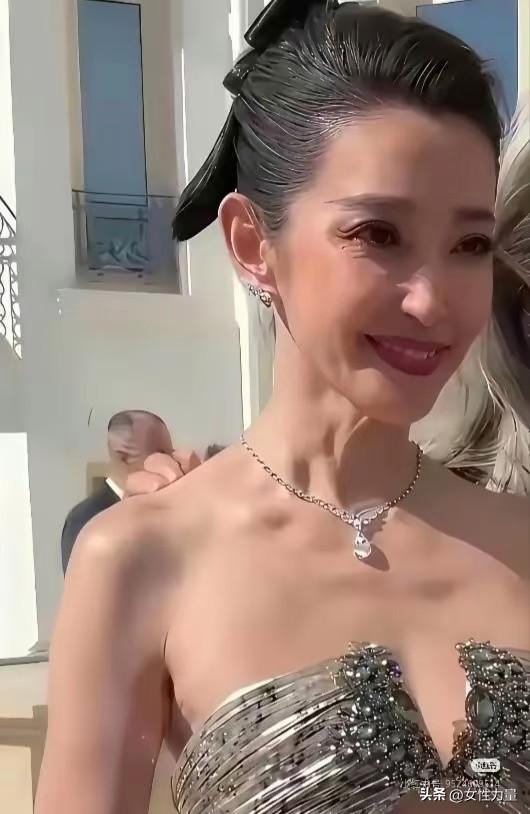 李冰冰被骂“苦行僧”！53岁身价过亿，却十几年不吃盐油？
聚餐自带生青菜，像吞药