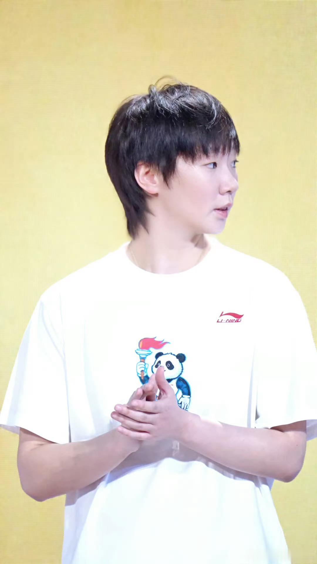 白t顺毛 居家款恋人 刚洗完澡吹干头发就往娥被窝里钻的温柔大狗型女友~ 