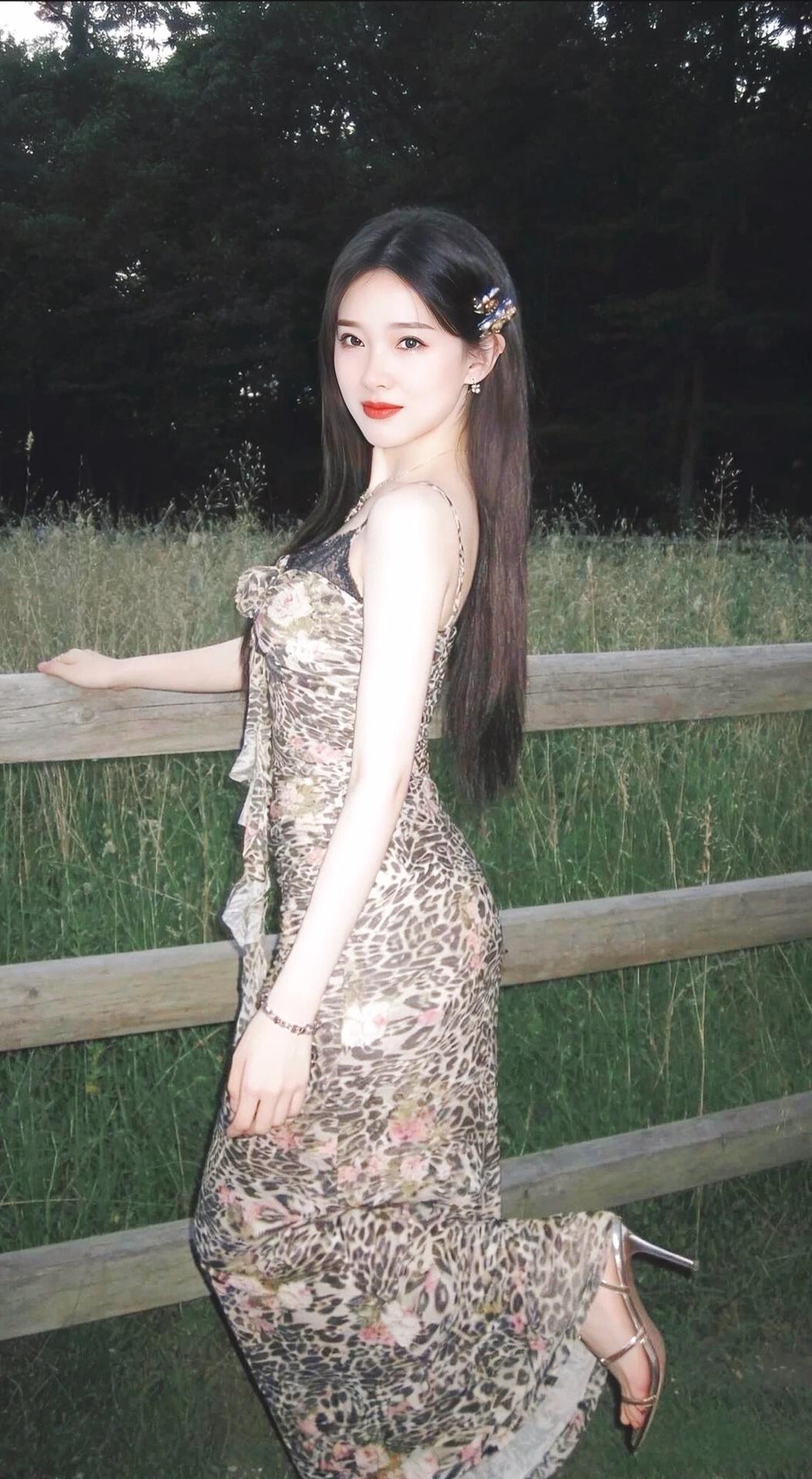 花前佳丽凭栏立，红妆豹纹最野趣。晒图笔记大赛 有哪些经典的中式美人 美女服装搭配