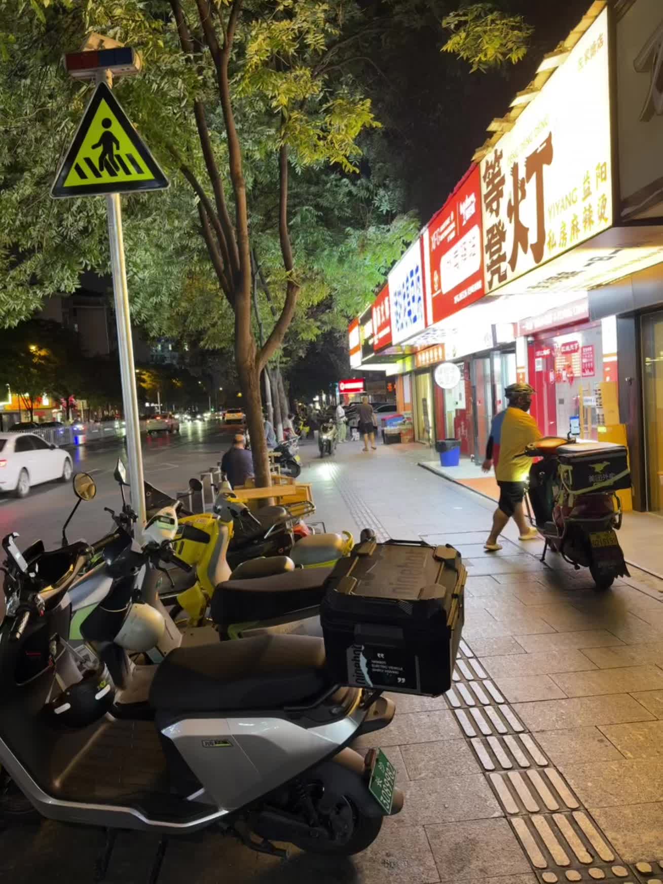 反复背叛 为什么我们会离不开一个反复背叛反复伤害我们的人？  很多人以...