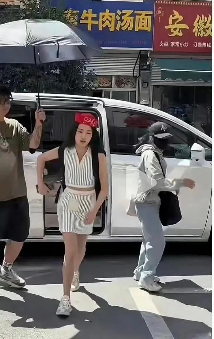 这是卢昱晓出道早期时候的照片吗？这个帽子怎么想的？ ​​​