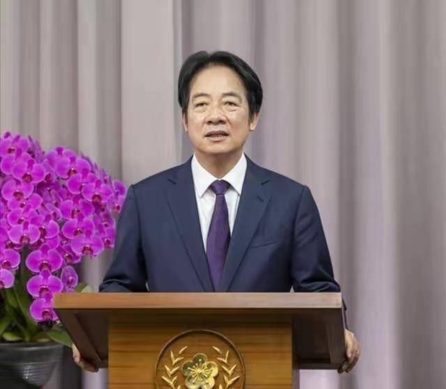 摆在台湾三大政党即民进党国民党民众党面前可供选择的只有两条路：
一条是台独，一条