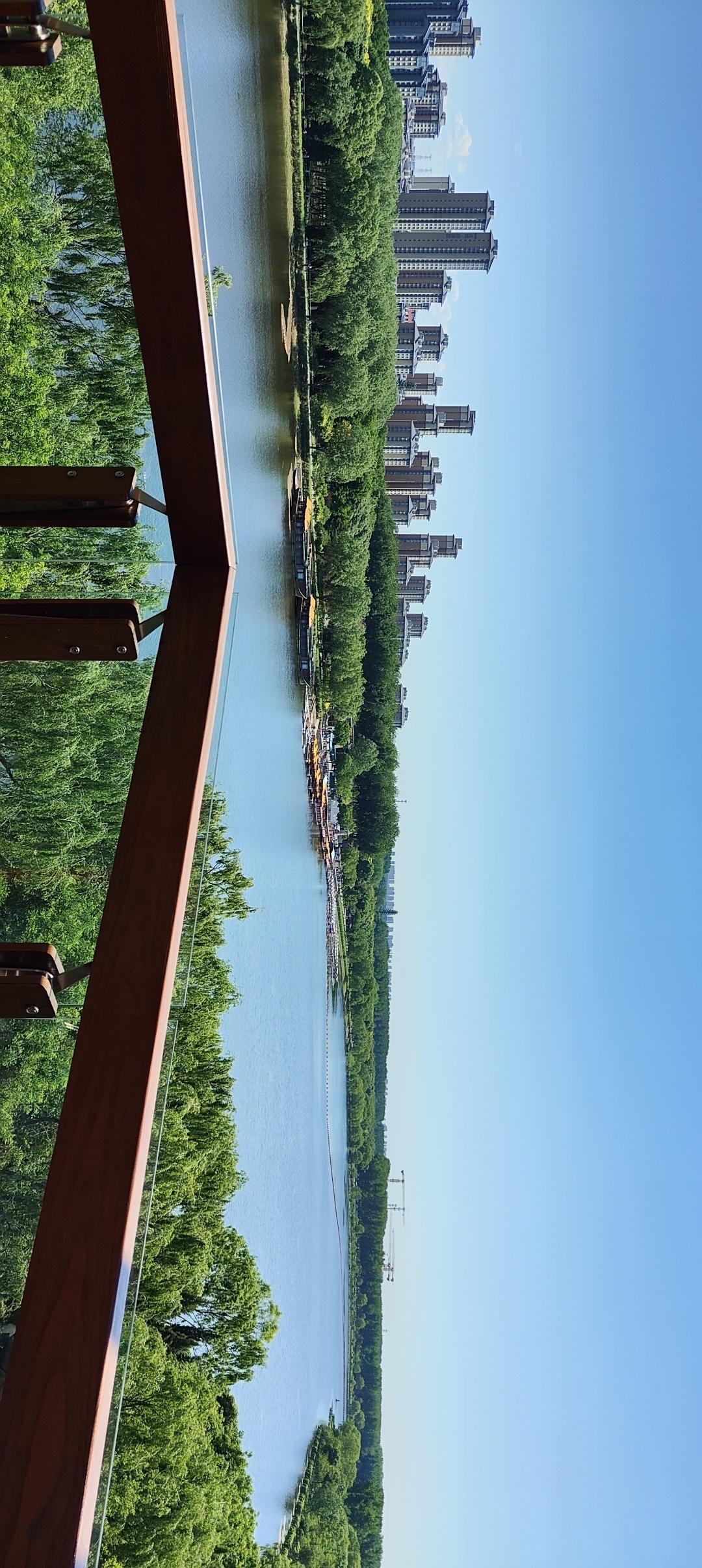 城市绿洲，河畔风光，现代建筑与自然和谐共存。