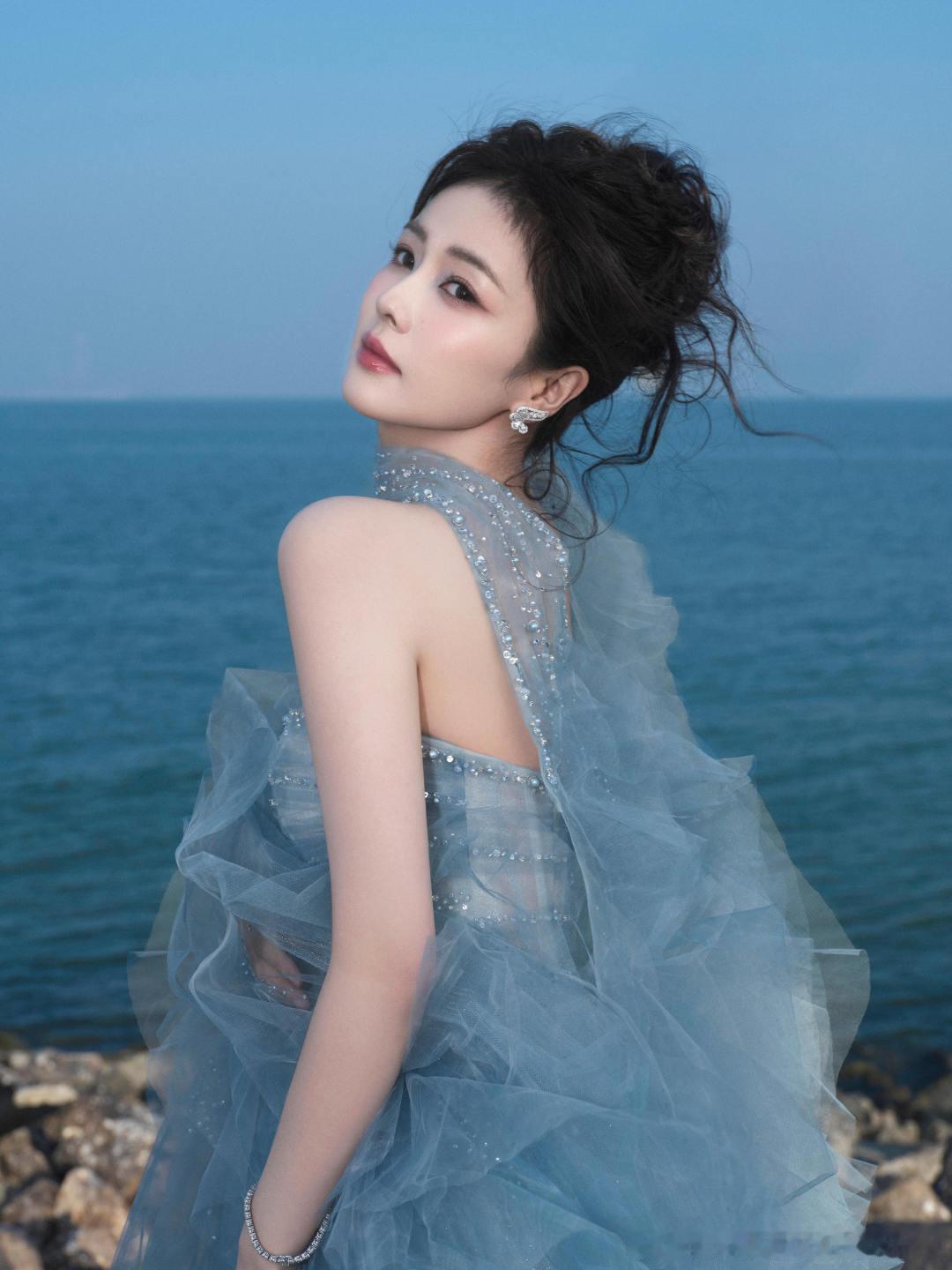 白鹿淡蓝薄纱抹胸裙  白鹿大湾区音乐会造型  白鹿大湾区音乐会造型 白鹿[超话]