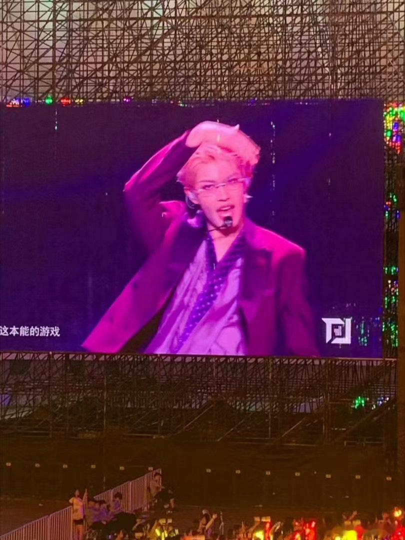 张极无边镜框张极禁欲套装怎么不禁欲本以为无边镜框搭配西装是清冷禁欲风，结果张极一