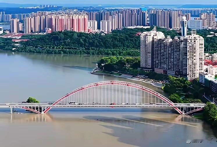 从不同角度看绵阳之前规划的会客厅，尽管不如规划中的那么好，但建设得也还是不错，市