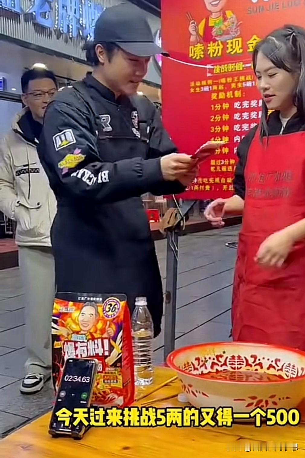 谁说钱不好赚，明明很好赚的，但也得能吃才能赚到手！

一盆粉：一分钟吃完奖励50