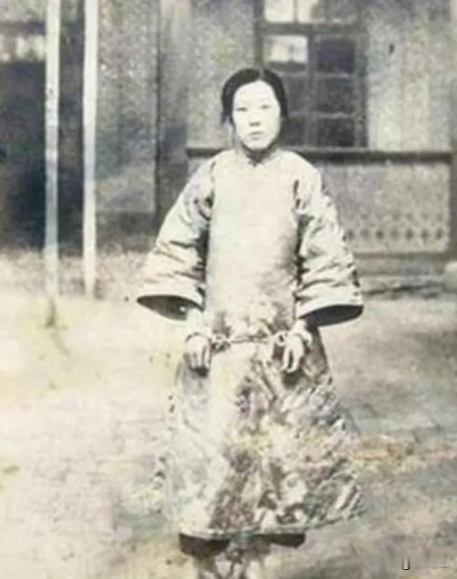 1925年，24岁的妓女张素贞，正在脱衣服准备接客时，一把枪口突然抵住她的脑袋。