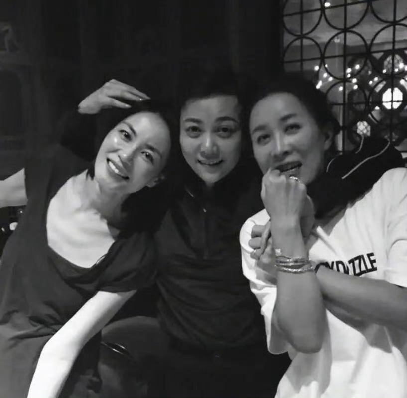 一代人终将老去但音乐永远年轻窦靖童一开口，这不就是王菲的嗓+窦唯的魂！齐豫把《橄