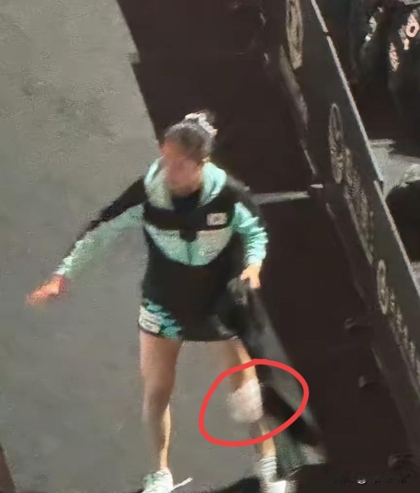 申裕斌左膝盖带着厚厚的绷带，看来整个成都混团，
小申都打不成了！

前天韩国和中