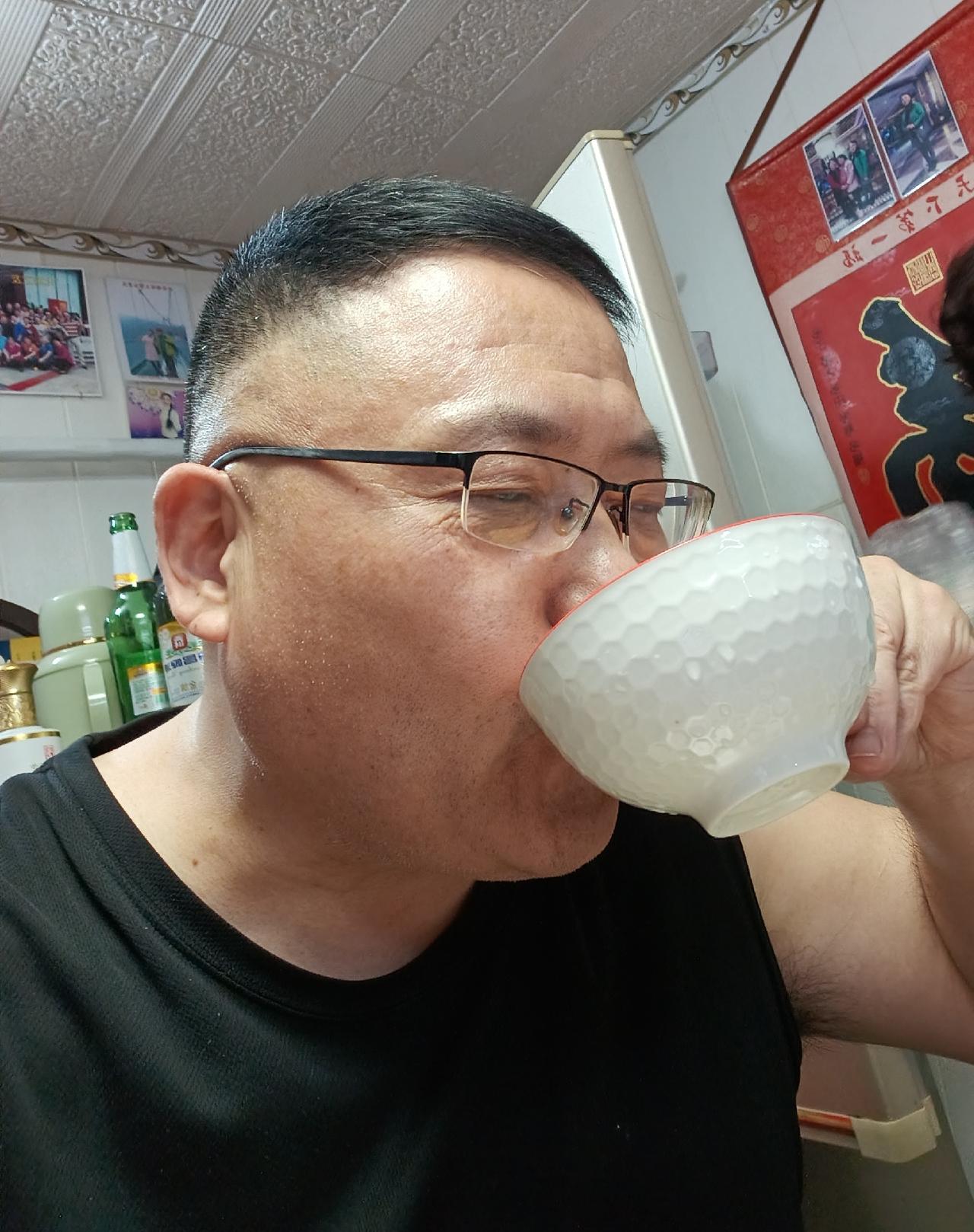 昨天是高考日，地铁站的人特别少。不到一个小时就到了四姐家。

今天在四姐家做客，