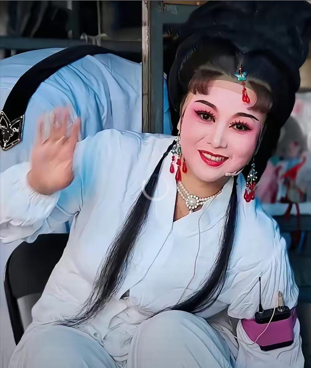 她唱了一辈子的戏，她人缘很好，团里都很喜欢她，她性格开朗，为人和善，她的离去，让