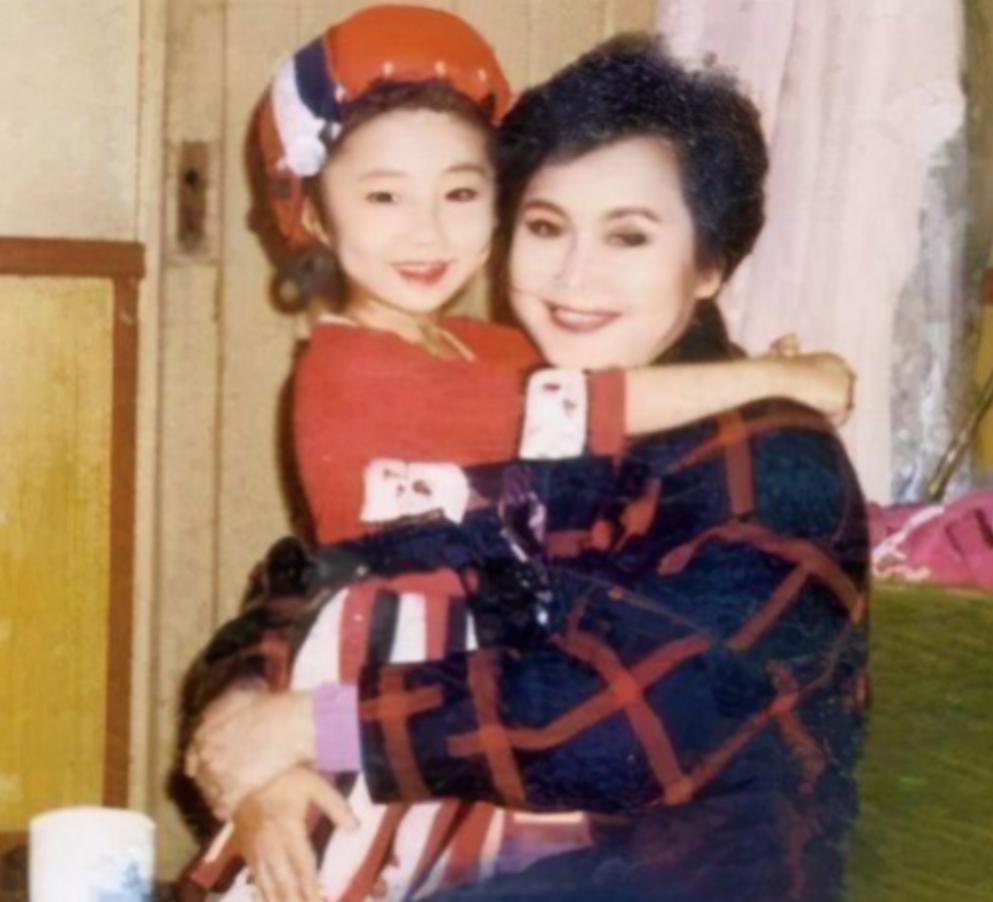 2000年，李谷一举报东方歌舞团团长田某腐败。田某得知被李谷一举报后大肆宣扬李谷