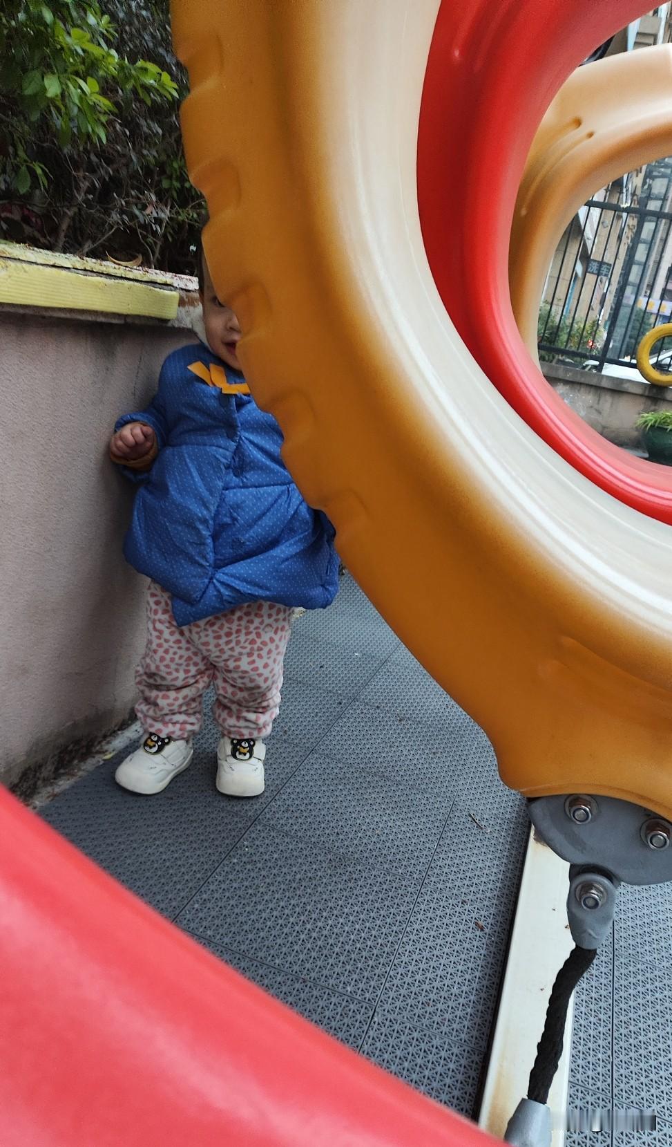 发生在身边的真实案例。
一个三岁的小朋友穿了个带绳子的帽衫，玩桶的滑梯，绳子卡在