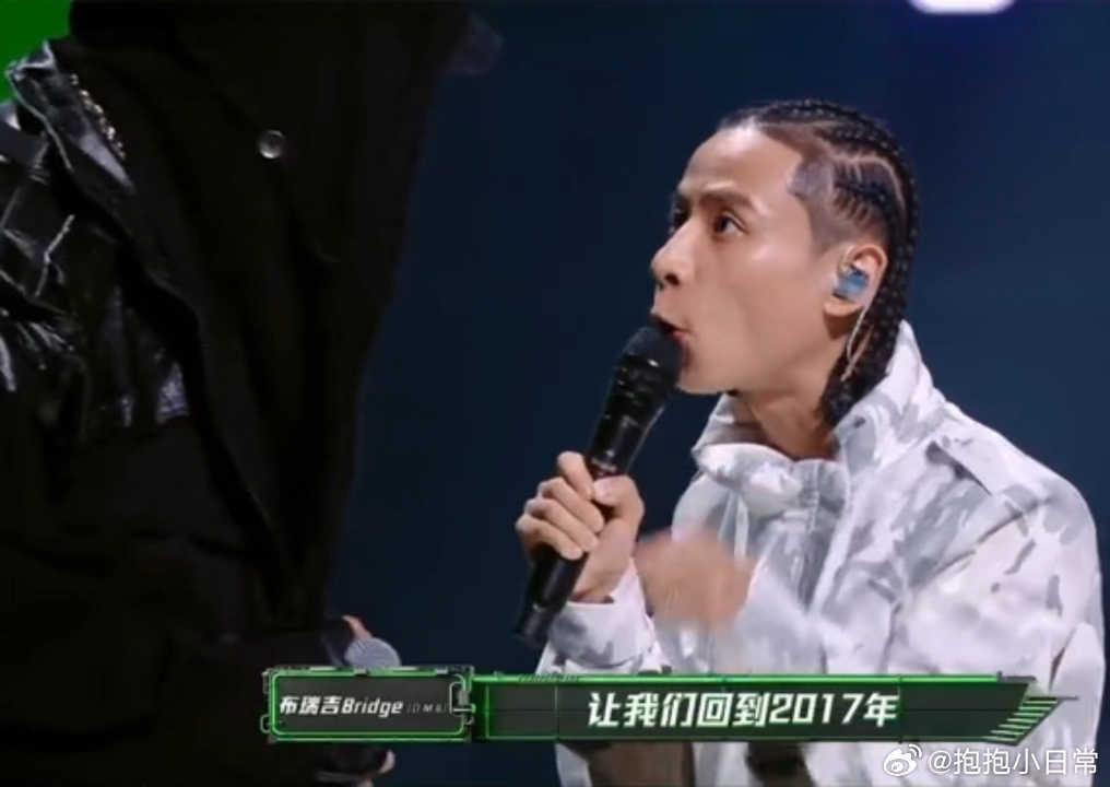 布瑞吉失控吉娃娃失控吉娃娃这个形容越品越贴切，布瑞吉亢奋地来回跑动洒水，完全收不