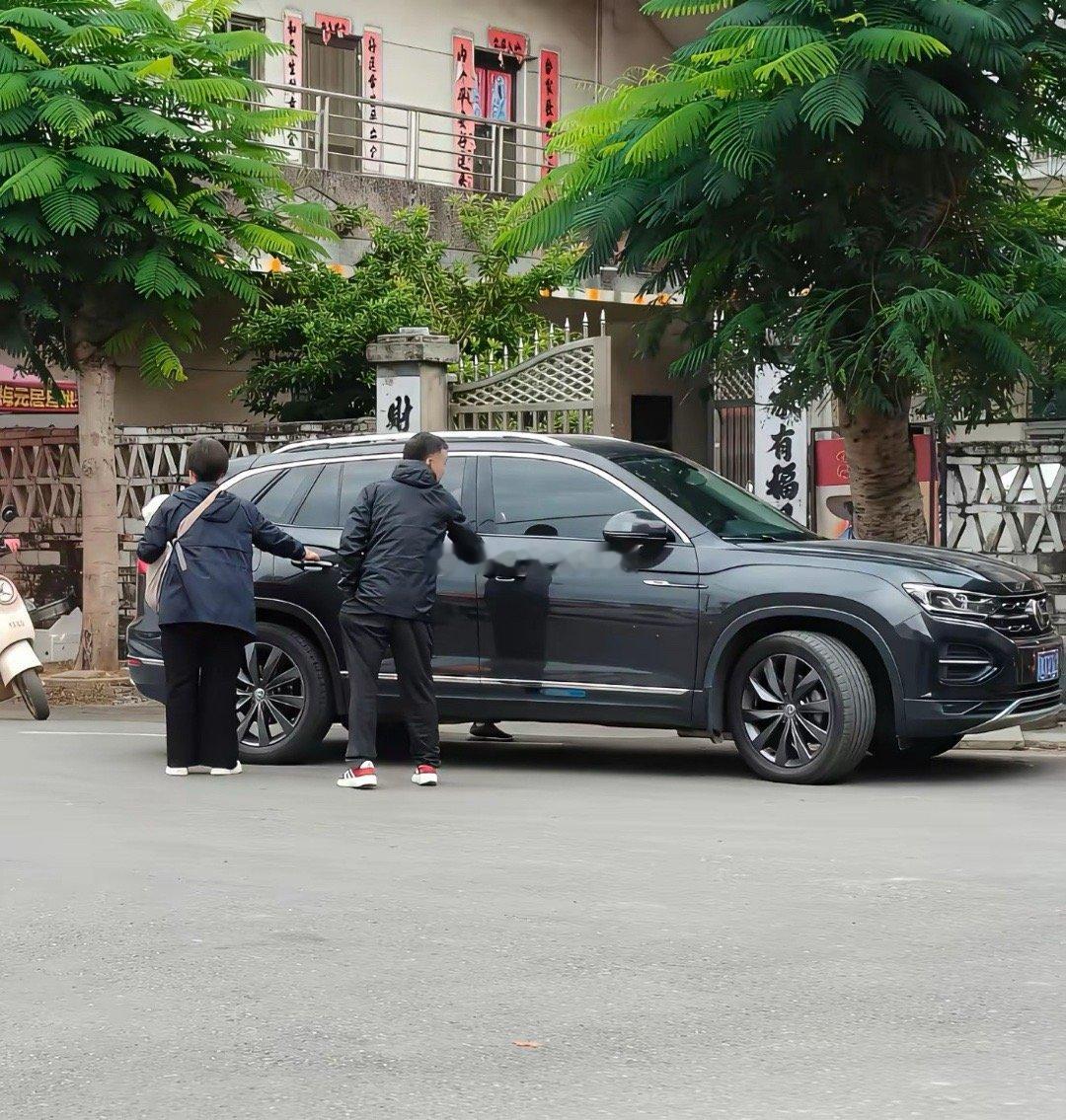 全红婵最新消息，回到湛江啦今天中午全红婵已秘密回到湛江，目前正在看望爷爷奶奶。网