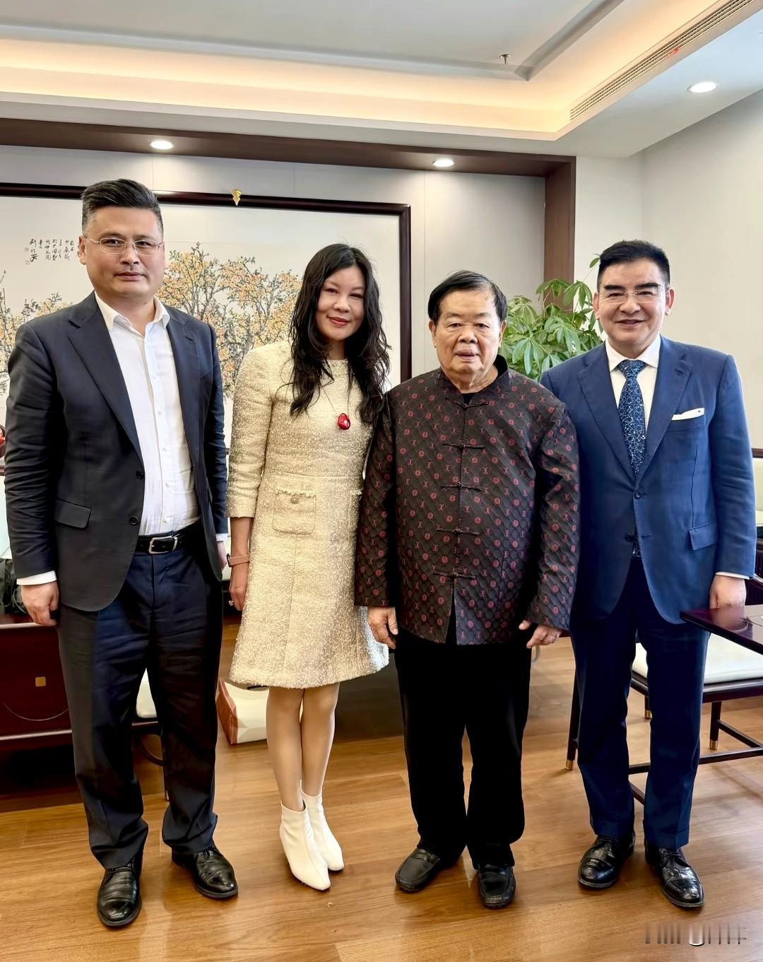 张迅诚陪同陈光标在福建福耀科技大学拜访曹德旺先生。