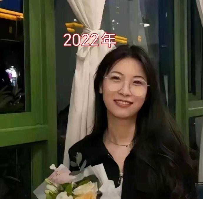 带娃累啊，女孩才做了2年班主任，居然就成了这个样子，变化太大了。